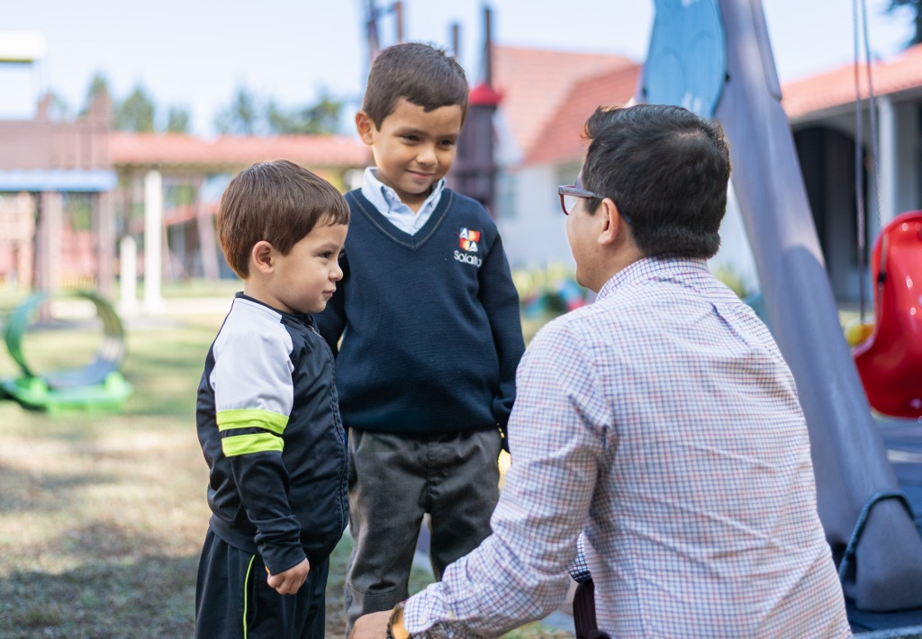 Más allá del clic: formar hijos libres en la era digital en Colegios APDE
