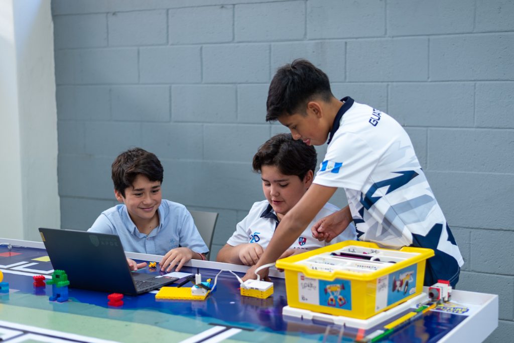 Más allá del clic: formar hijos libres en la era digital en Colegios APDE